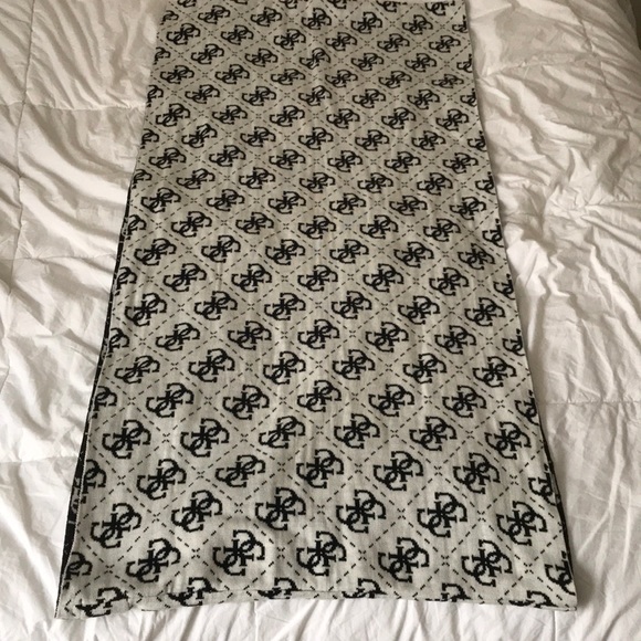 Guess Black & White Scarf - Picture 2 of 5